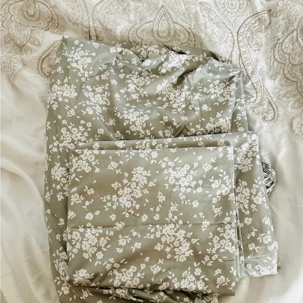 Twin /Twin XL 3 piece bed sheet. 1 fitted sheet, 1 bed sheet , 1 pillow cover